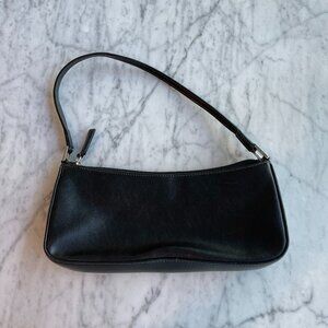 Classic Black Leather Evening Bag with Curved Design and Zip Closure